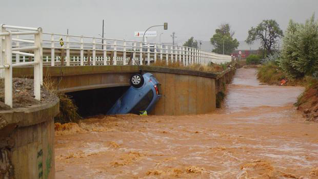 Riadas: treinta centímetros de agua deja tu vehículo a merced de la corriente