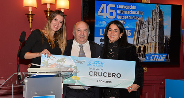La Editorial CNAE sorteó en León un crucero y una pizarra interactiva