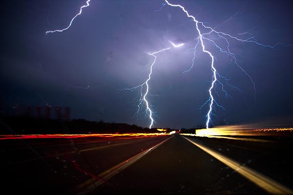 Qué hacer cuando conducimos bajo una tormenta eléctrica